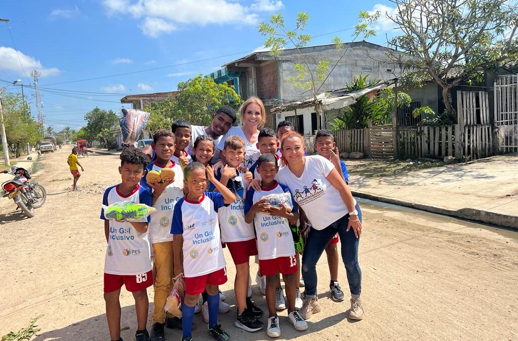 Fundación Colombianitos entrega regalos a niños en Bayunca, Cartagena