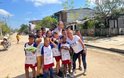 Fundación Colombianitos entrega regalos a niños en Bayunca, Cartagena