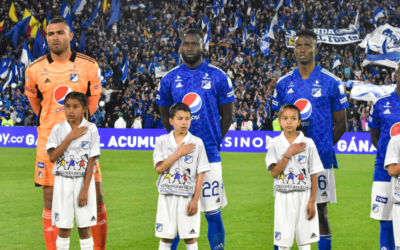 Colombianitos de Ciudad Bolívar acompañaron en el acto protocolario a los jugadores de Millonarios